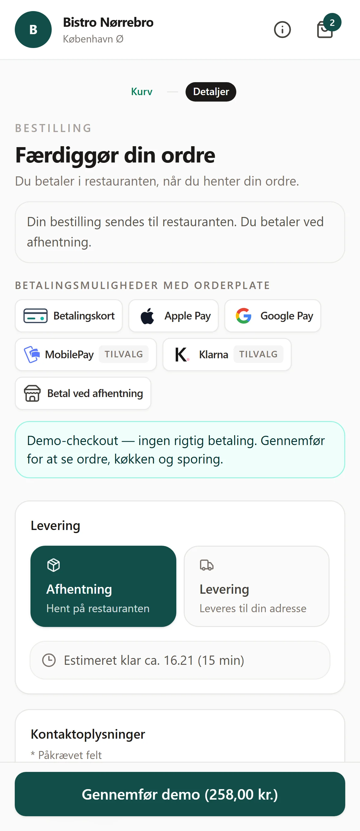 Bistro Nørrebro demo-checkout: to trin, betaling ved afhentning, OrderPlates betalingsmuligheder med tilvalg markeret, afhentning eller levering, gæsteoplysninger og samlet pris — uden rigtig betaling